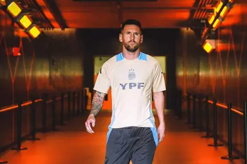 يلعب في الدرجة الخامسة.. ليونيل ميسي يستحوذ على نادٍ كورنيلا الإسباني